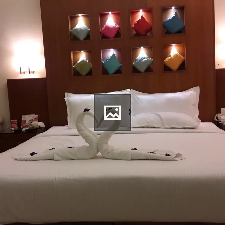 Hotel room towels heart swans