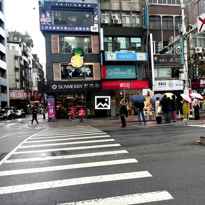 Taiwan cross walk scene