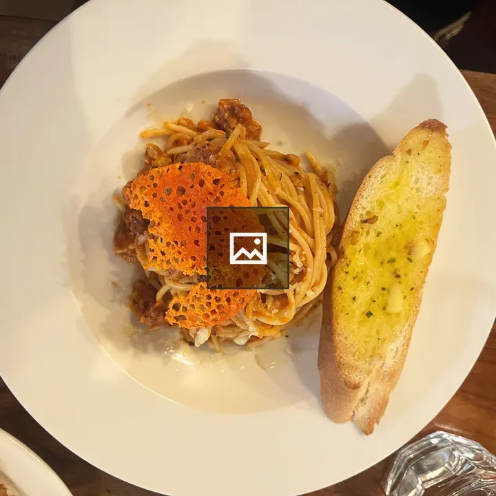 Plate of spaghetti with garlic bread