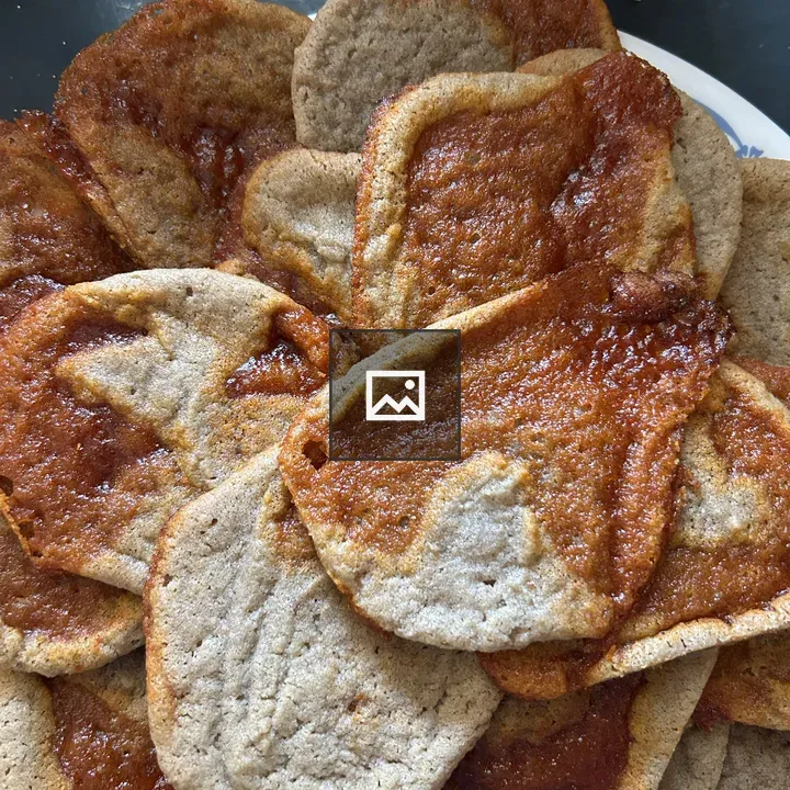 Snickerdoodle cookies with gochujang filling