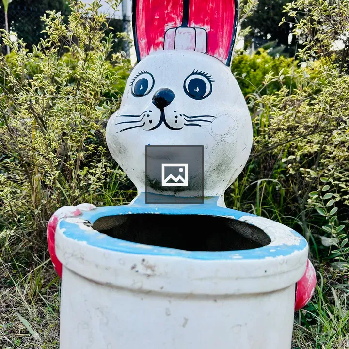 Rabbit-shaped garbage bin