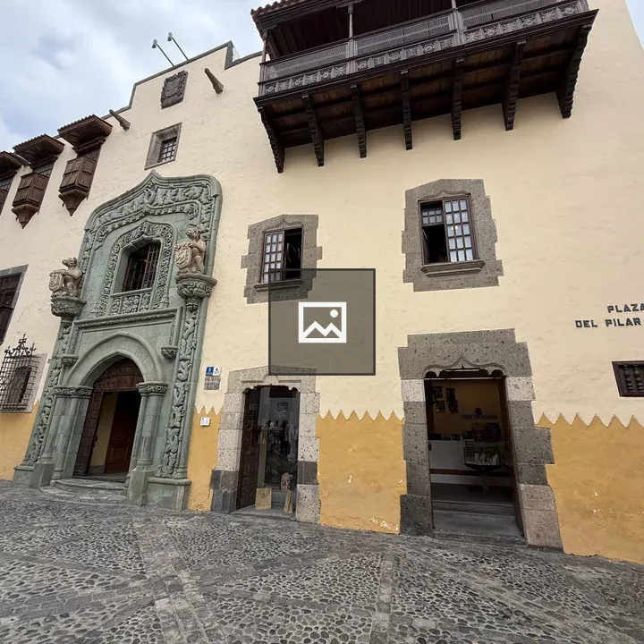 Front view of Casa de Colón