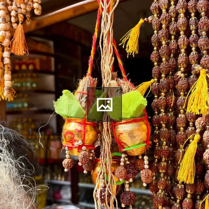 Hanging decoration with pots