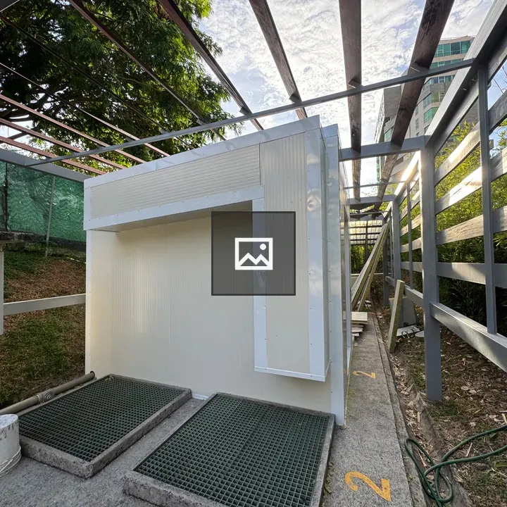 Structure with white wall and raised roof