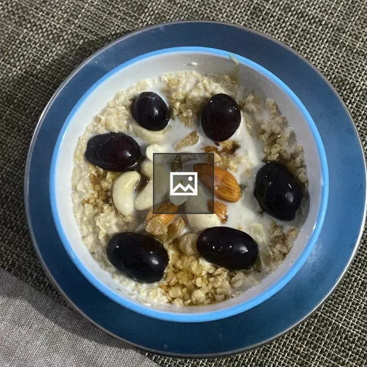 Oatmeal with Nuts and Grapes