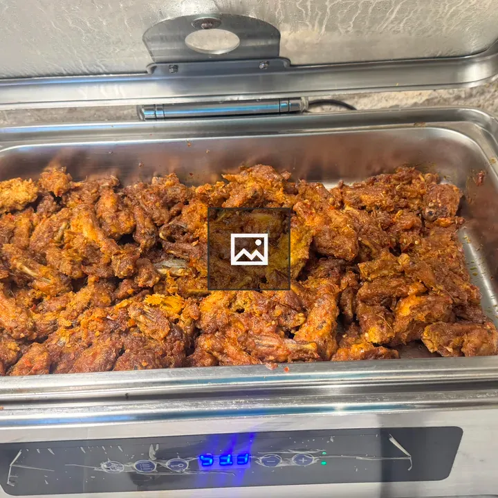 Open buffet warmer with dry-fried chicken