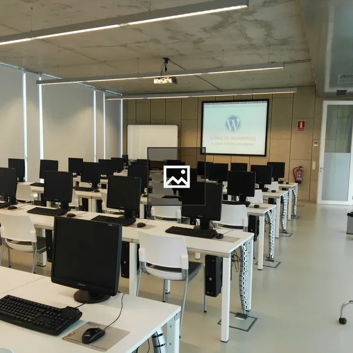 Aula de formación con ordenadores