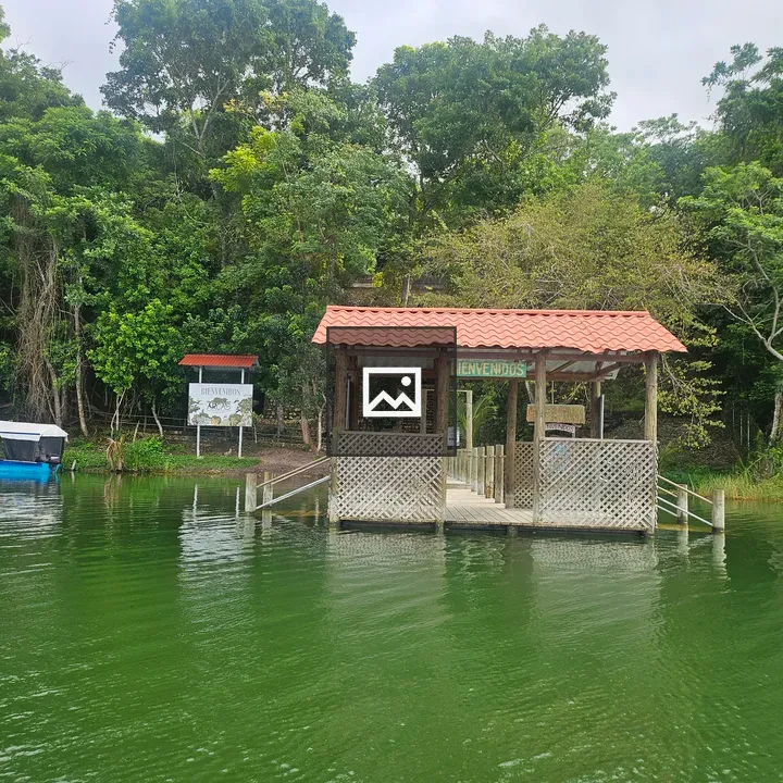 Wooden dock with Bienvenidos sign