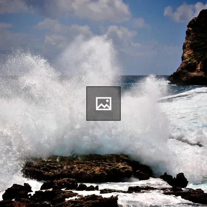 Bursting wave at Pointe des Châteaux