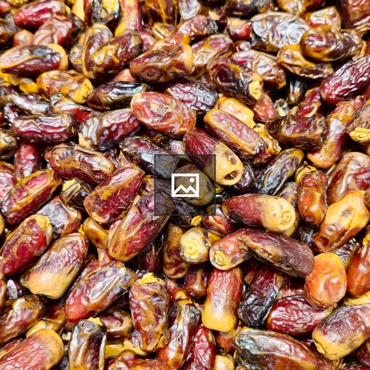 Dates in a heap at market