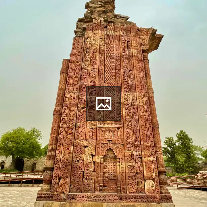 Broken red stone pillar at Qutb complex