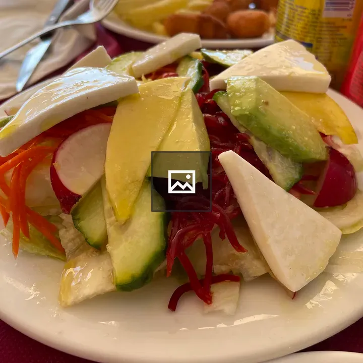 Ensalada con queso de cabra y aguacate
