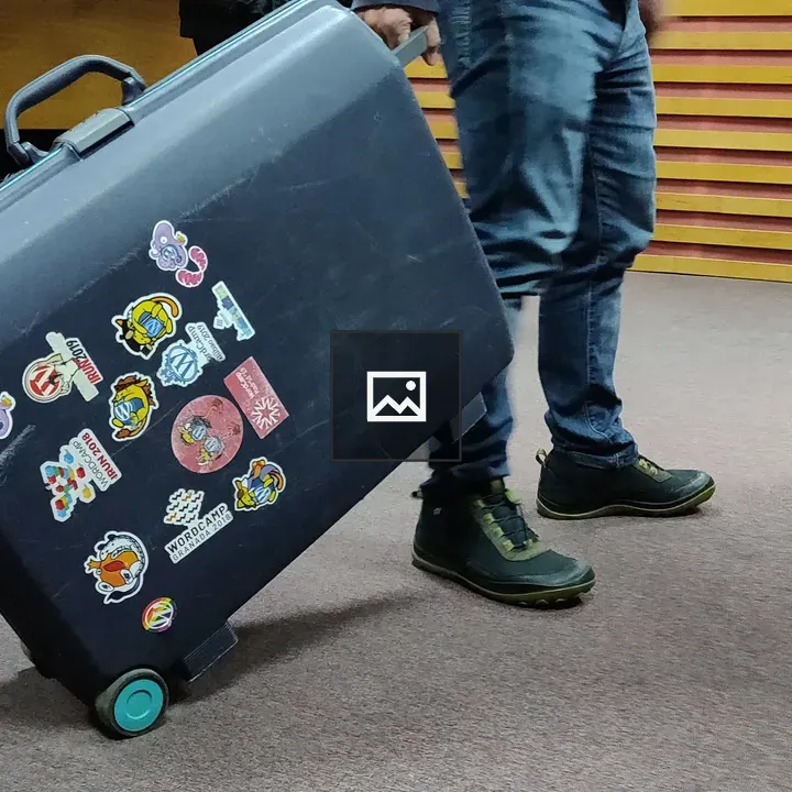 Spanish WordCamp suitcase
