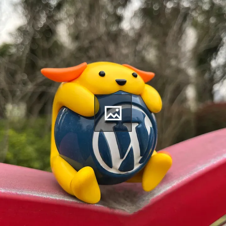 Wapuu on a red fence