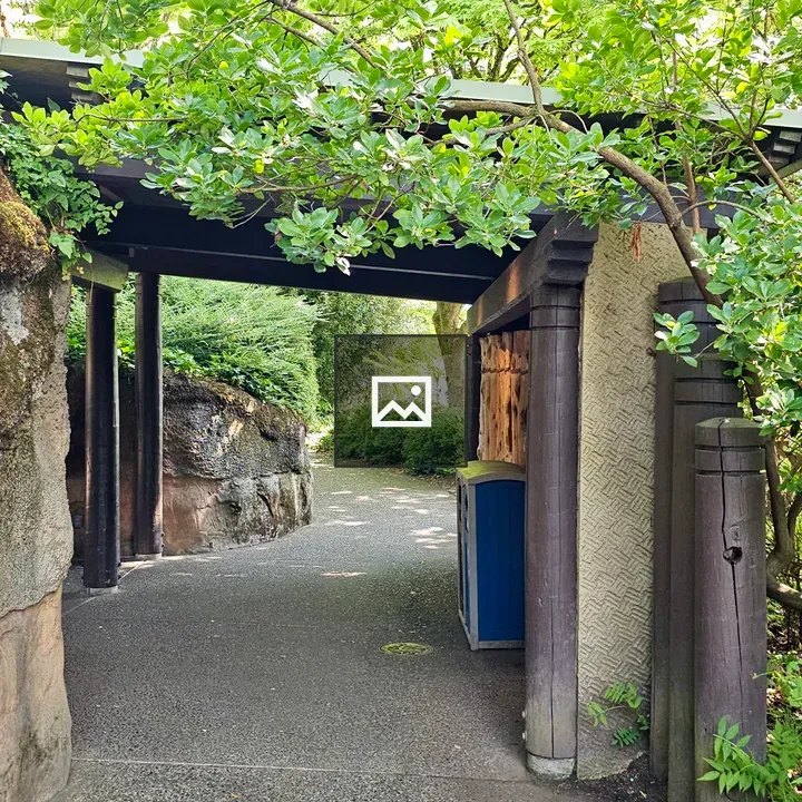 Leafy walkway at Oregon Zoo