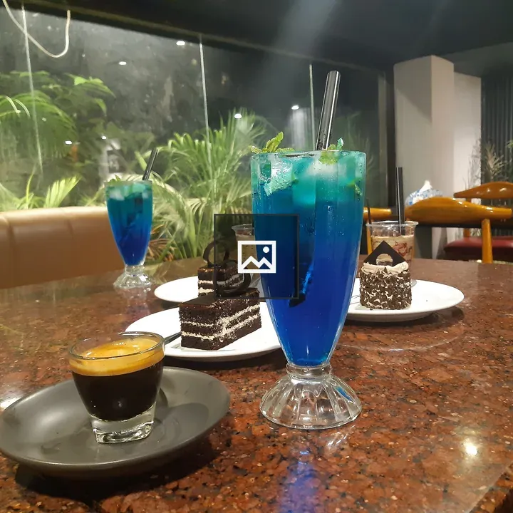 Refreshing moment with tableware