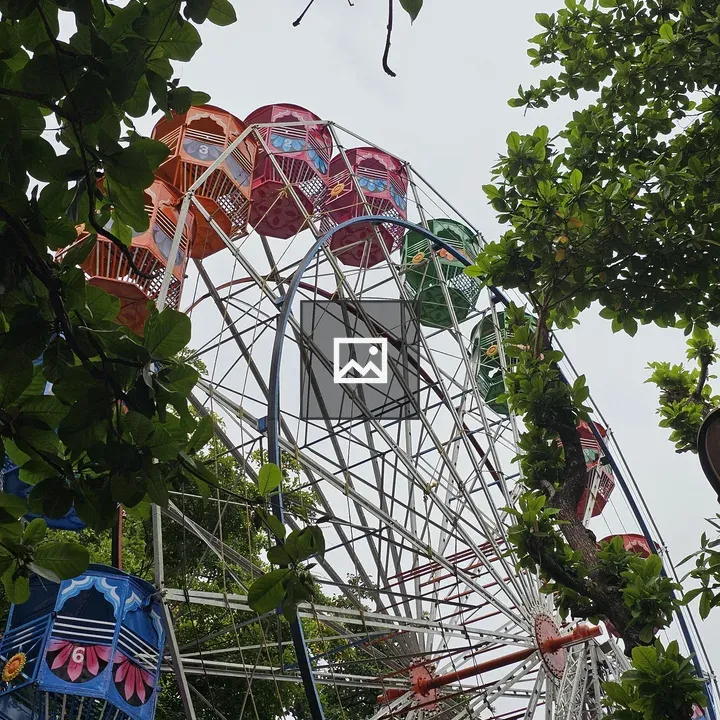 Ferris wheel with foliage