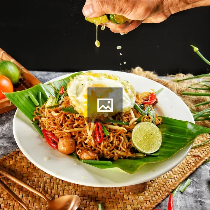 Maggi Goreng plate with lime