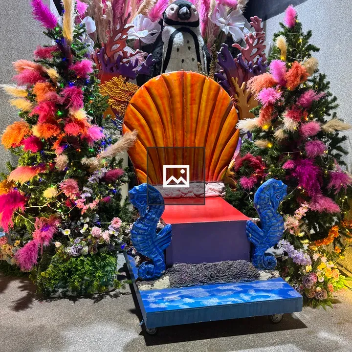 Shell-shaped throne with flowers