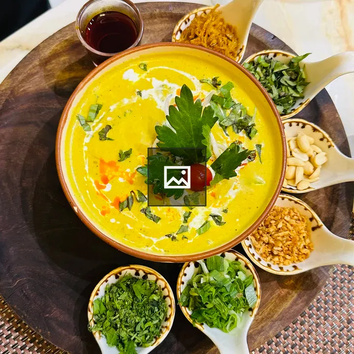 Khao soi soup with toppings
