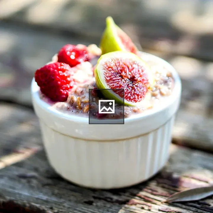 Overnight oats with fig and raspberries