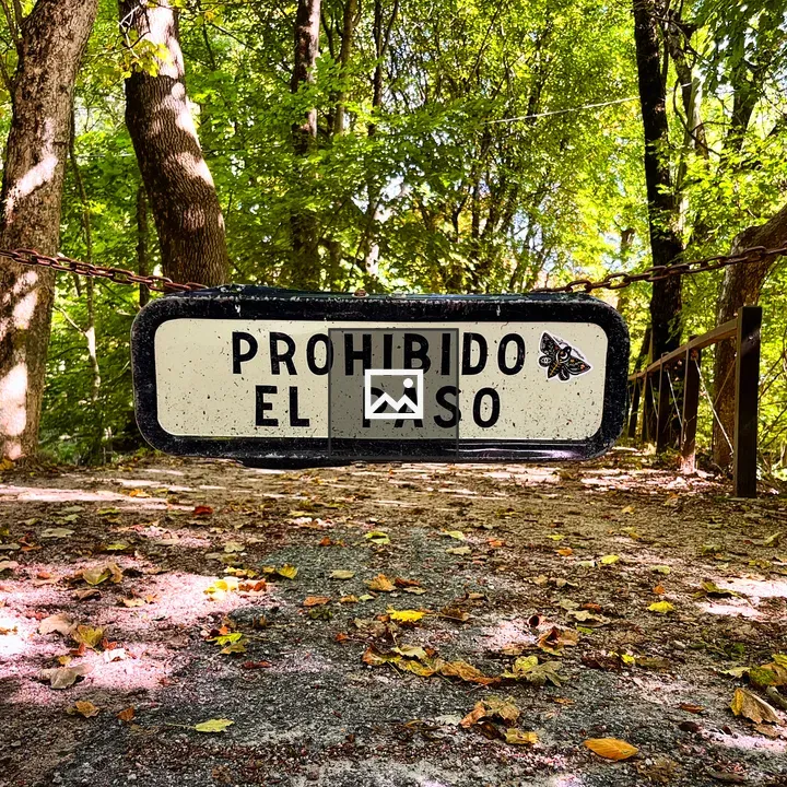 Prohibido el paso sign by leaf path