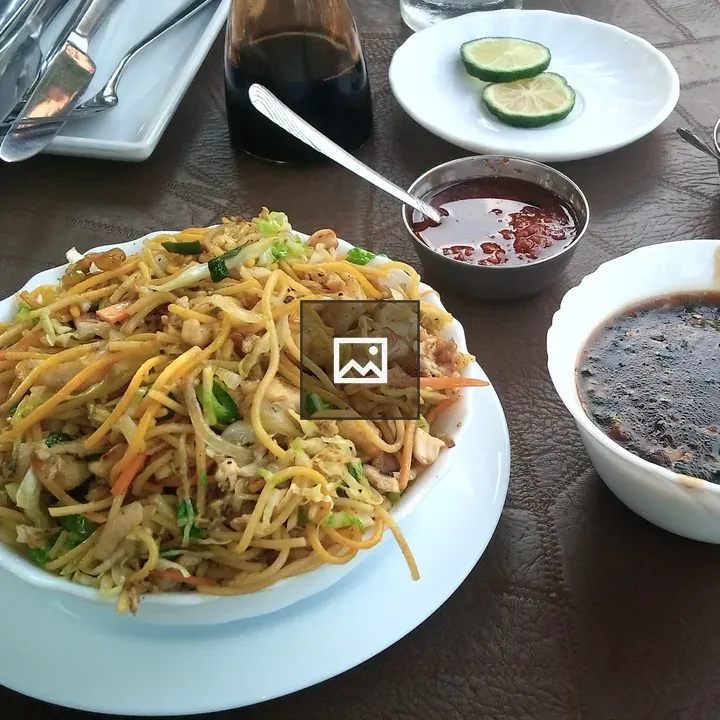 Stir-fried noodle bowl with chicken