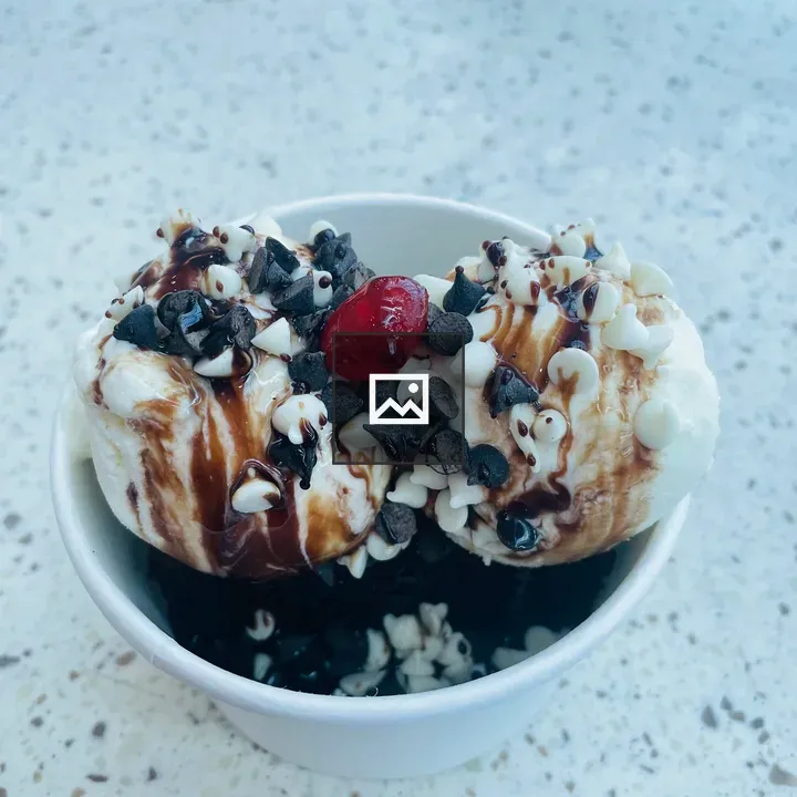 Chocolate brownie with vanilla ice cream