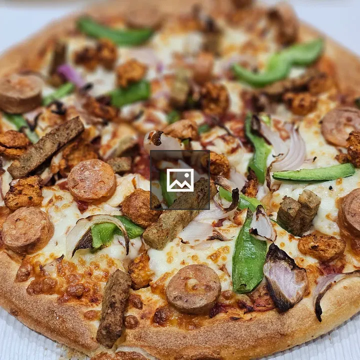 Triple chicken pizza with cheese