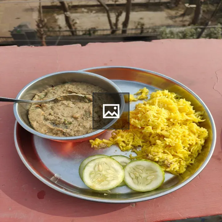 Fried rice with cucumber and sauce