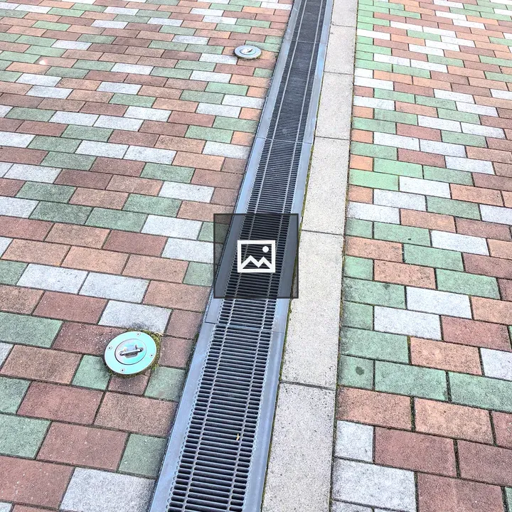 Textured pavement with interlocking bricks