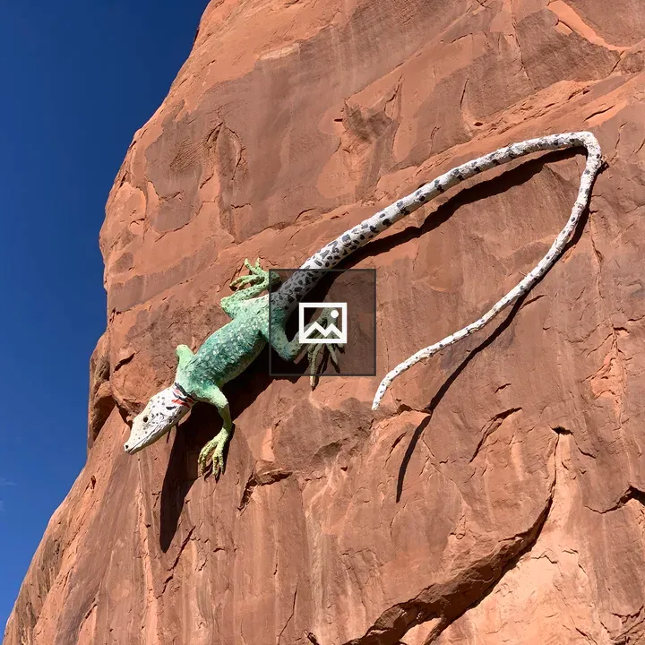 Lizard sculpture on a rock cliff
