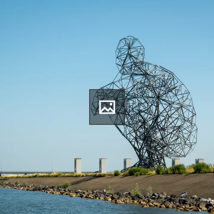 Crouching figure statue on Markermeer