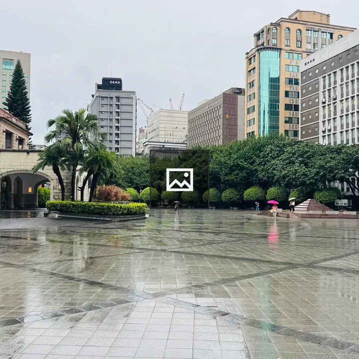 Wet plaza with mixed architecture