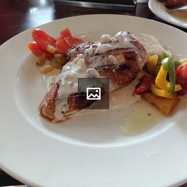 Grilled chicken with vegetables and sauce