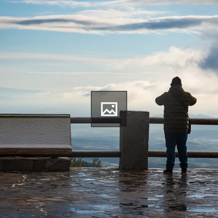 Joven fotografiando desde mirador