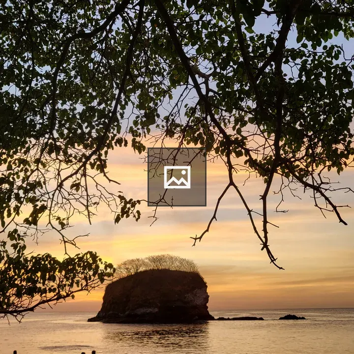 Playa atardecer y isla