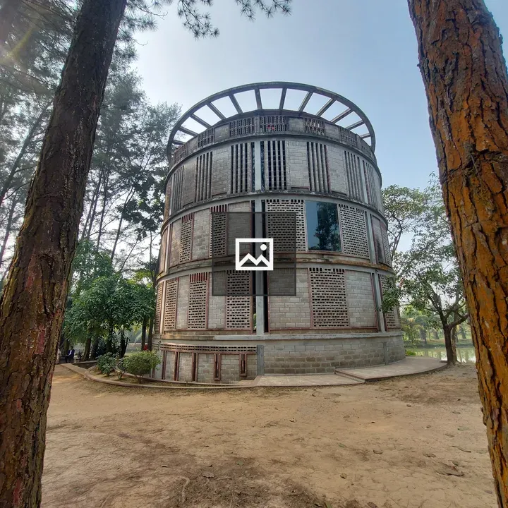 Circular three-tiered building