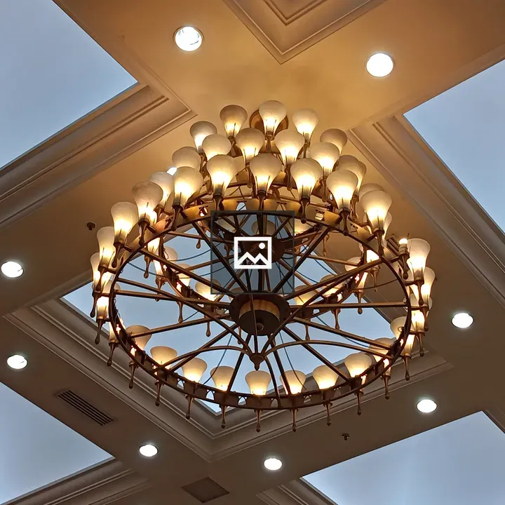 Chandelier with radial bulbs
