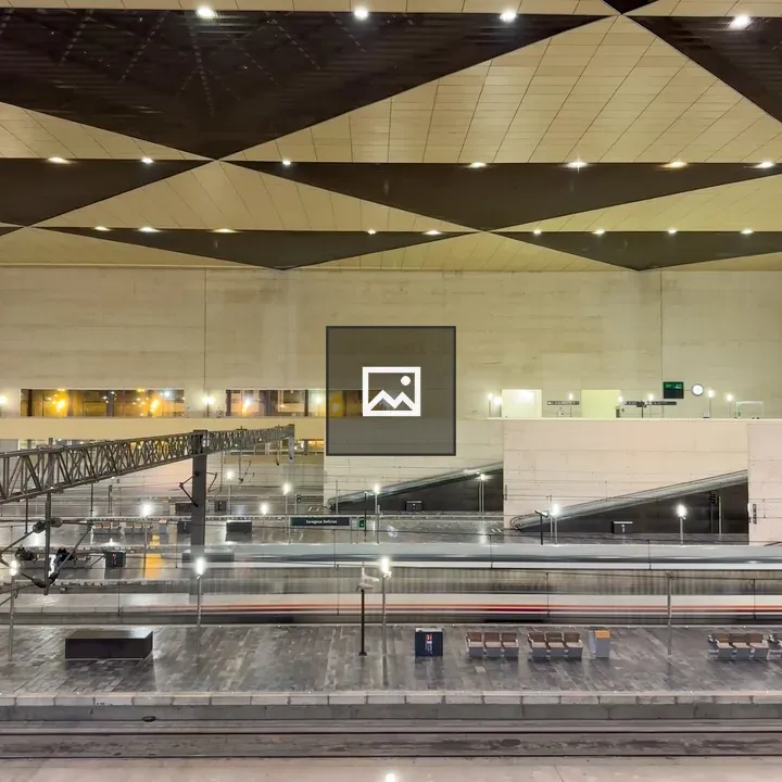 Nighttime view of Zaragoza-Delicias station