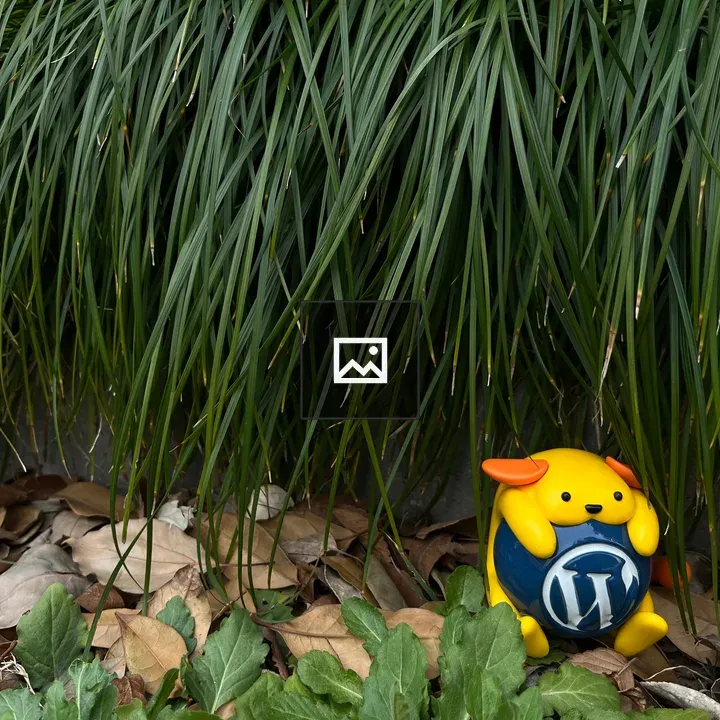 Wapuu Under Greenery
