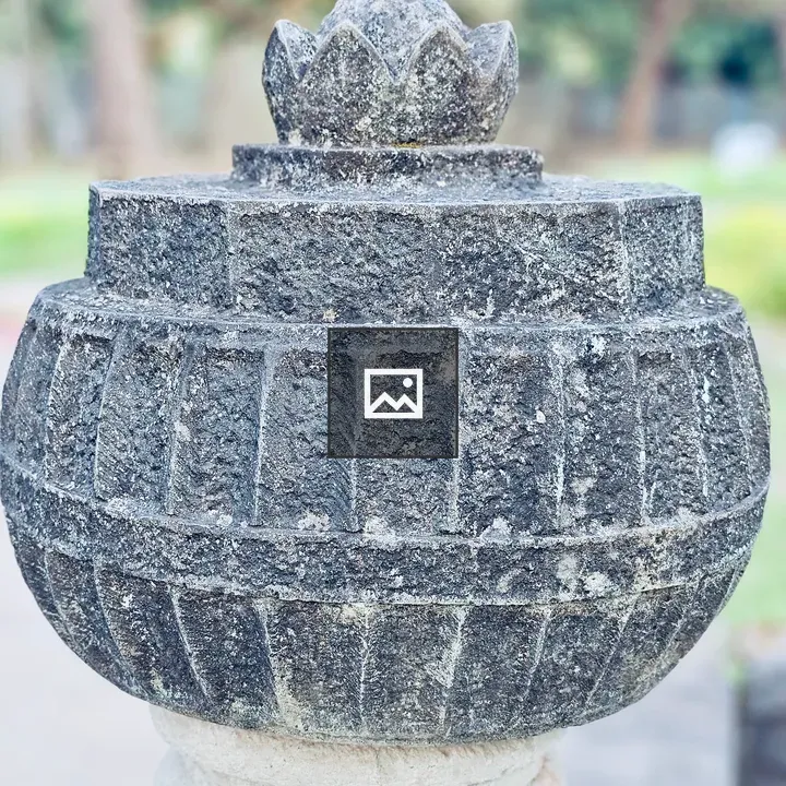 Black stone lotus-cap ornament