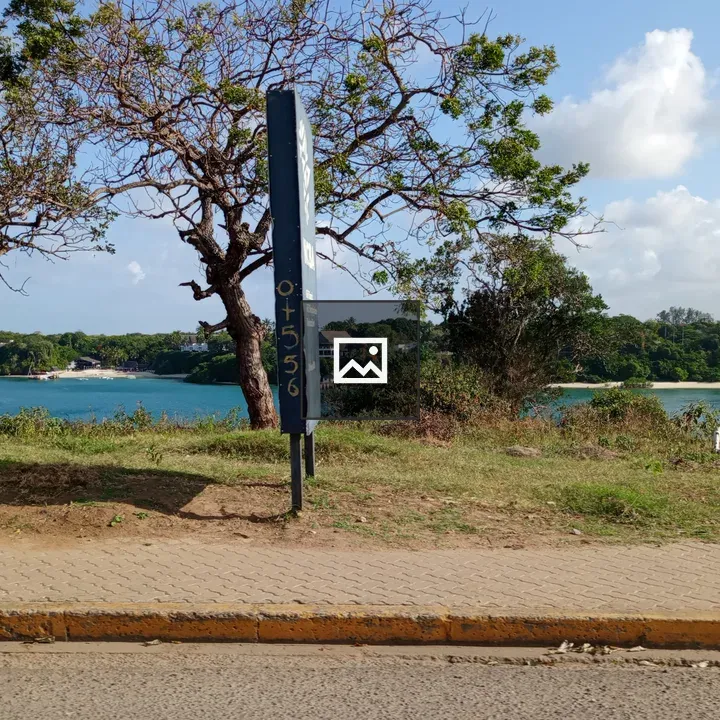 Turquoise bay by roadside