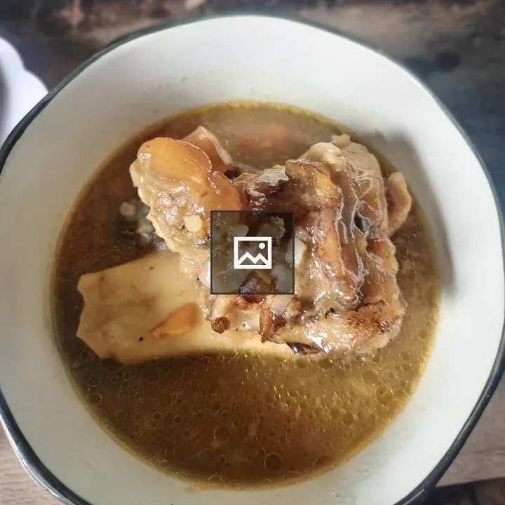 White broth with cow foot and vegetables