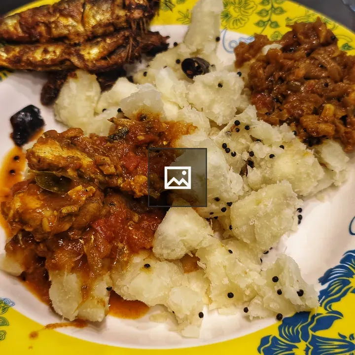 Boiled cassava with sauce and meat