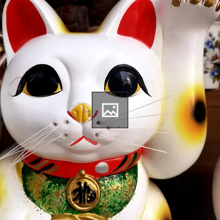 Maneki-neko Statue