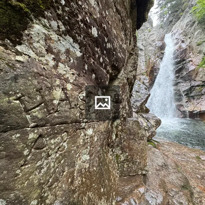 Rock wall at Glen Ellis Falls base