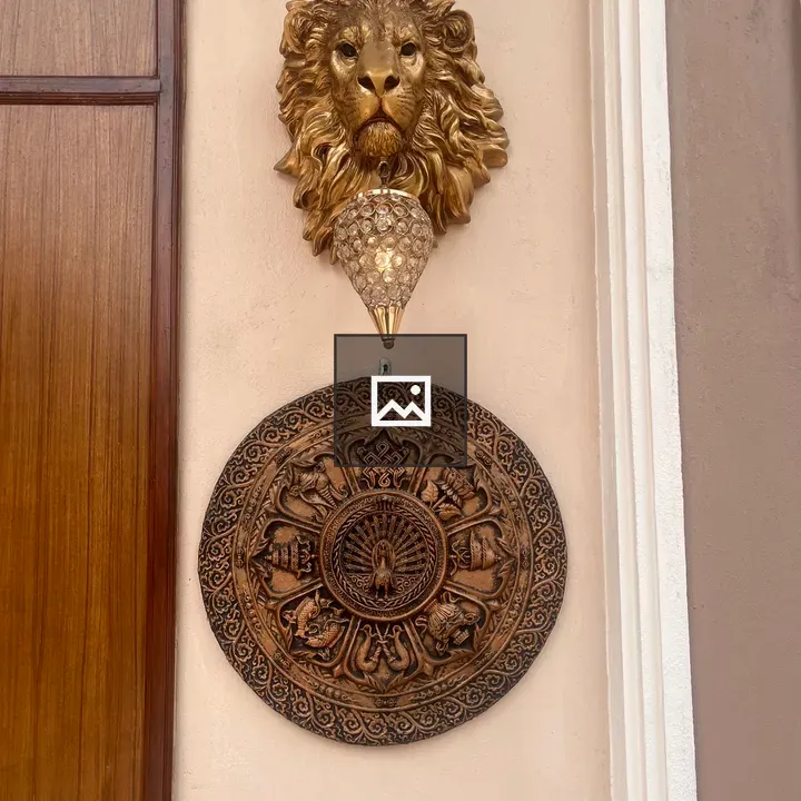 Decorative wall arrangement with lion head