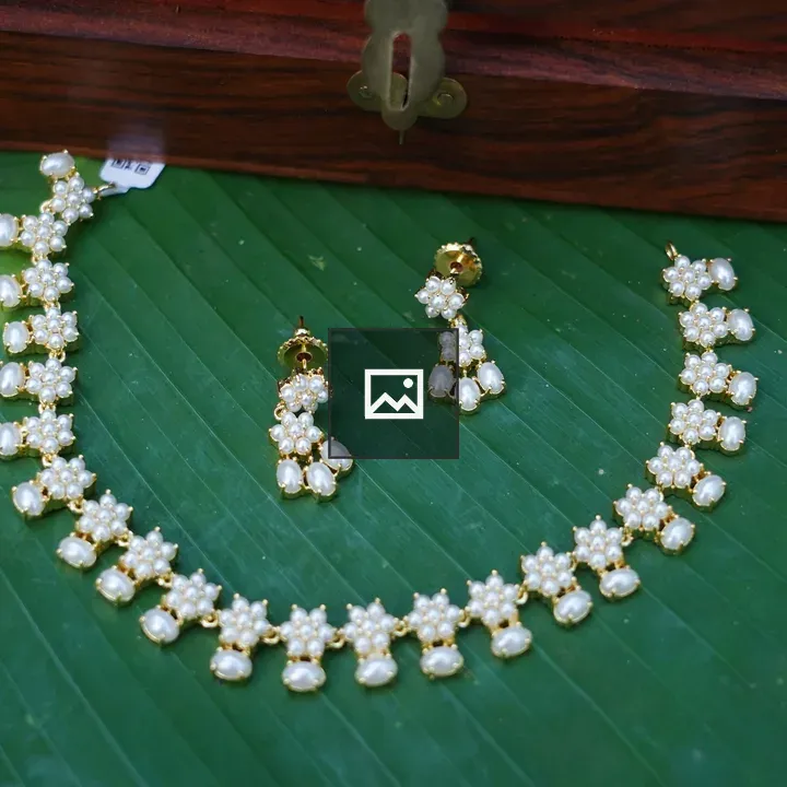 White chain photoshoot