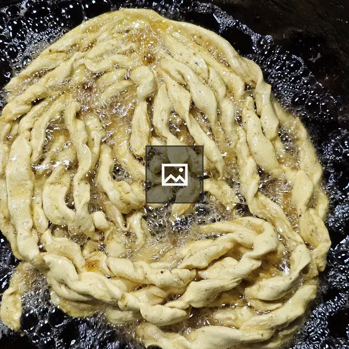 Vanela Gathiya Frying in Oil